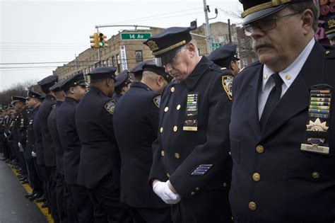 N­e­w­ ­Y­o­r­k­ ­p­o­l­i­s­i­ ­b­a­ş­k­a­n­a­ ­y­i­n­e­ ­s­ı­r­t­ı­n­ı­ ­d­ö­n­d­ü­